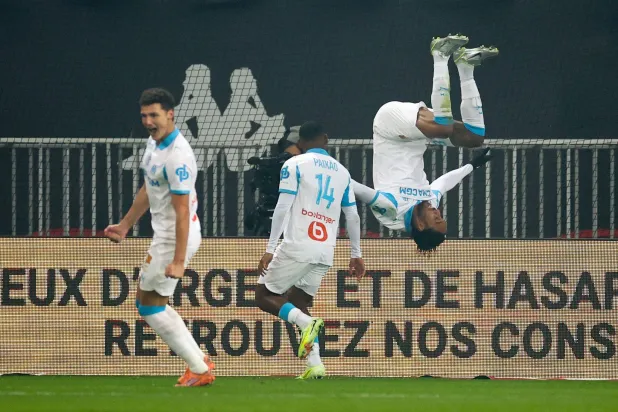 لاعبو مرسيليا يحتفلون بأحد الأهداف (أ.ف.ب)