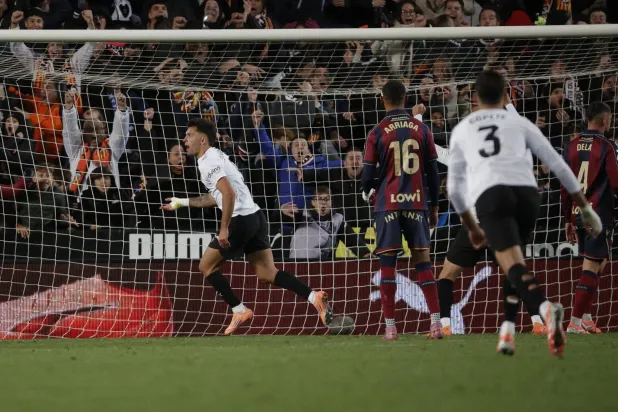  أوغو دورو ينطلق فرحا بالهدف (إ.ب.أ)