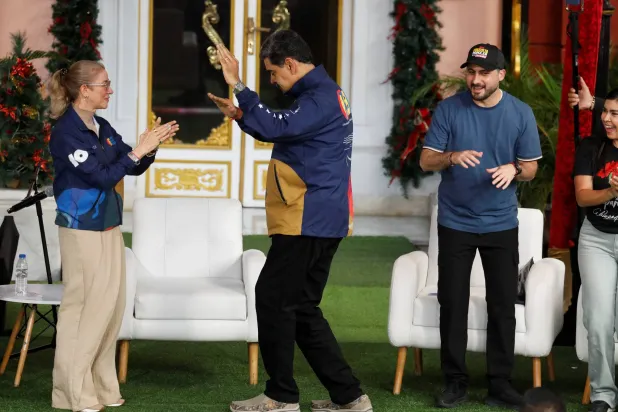 مادورو يرقص «الرومبا» مع زوجته (رويترز)