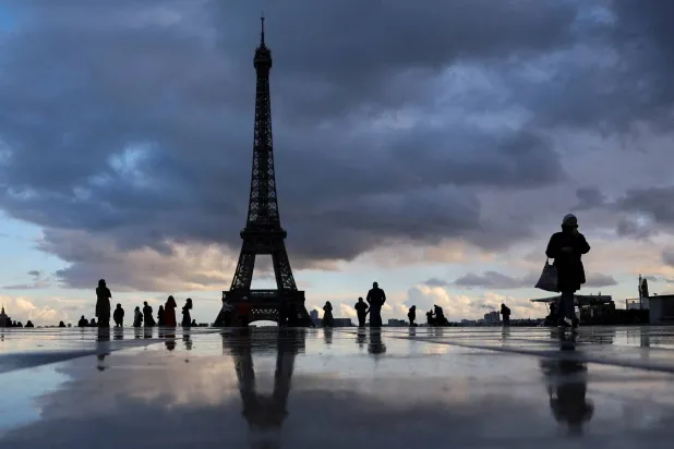 Tourists walk around Trocadero Square near the Eiffel Tower on a cold day in Paris, France, November 19, 2025. REUTERS/Sarah Meyssonnier