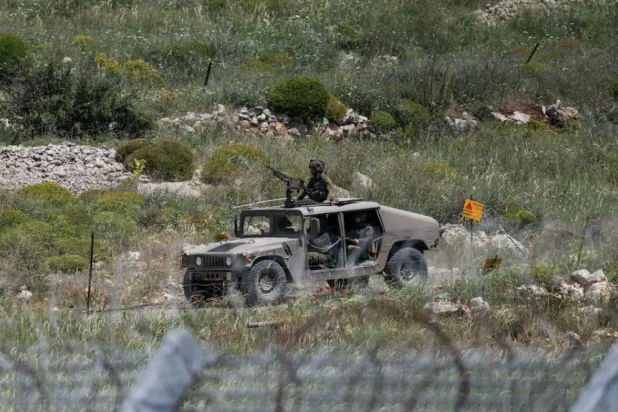 مركبة عسكرية إسرائيلية تظهر بالقرب من الحدود بين مرتفعات الجولان المحتلة وسوريا (رويترز)