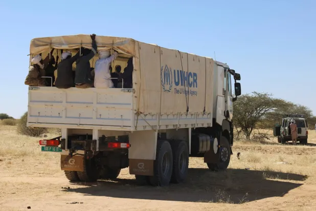 لاجئون سودانيون من الفاشر تنقلهم مفوضية الأمم المتحدة لشؤون اللاجئين من مدينة طينة إلى مخيم تولوم للاجئين (رويترز)