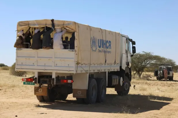 El Faşir'den gelen Sudanlı mülteciler, BM Mülteci Ajansı tarafından Tina kasabasından Tulum mülteci kampına taşınıyor (Reuters)