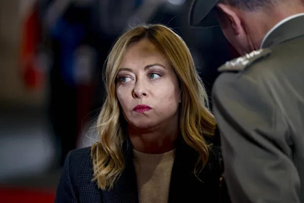 رئيسة الوزراء الإيطالية جورجيا ميلوني تنتظر وصول نظيرها الكرواتي أندريه بلينكوفيتش قبل اجتماعهما في روما (إ.ب.أ)