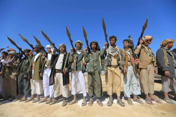 موالون للحوثيين يستعرضون أسلحتهم في منطقة حرف سفيان التابعة لمحافظة عمران شمال صنعاء (أ.ف.ب)