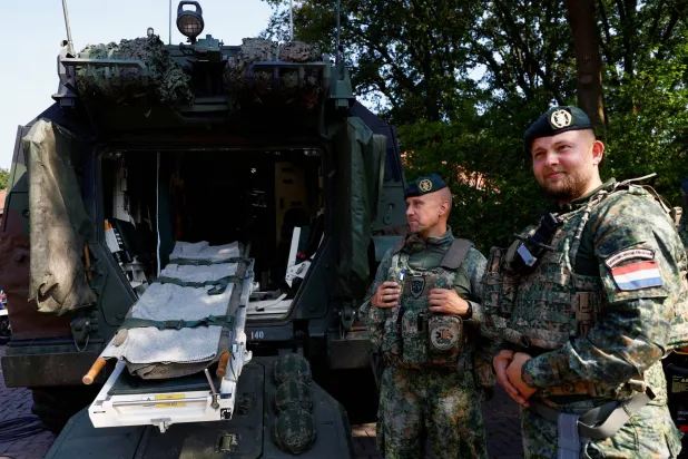 جنود يقفون بجوار سيارة إسعاف عسكرية بينما تقدم الحكومة الهولندية خططاً لزيادة الإنفاق على الدفاع في أعقاب الحرب بين روسيا وأوكرانيا (رويترز)