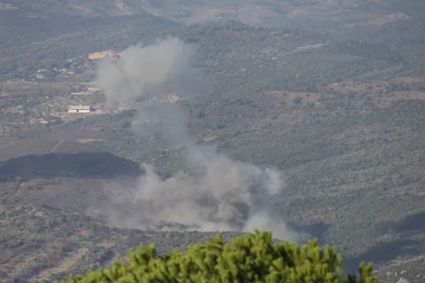 الدخان يتصاعد من موقع غارة إسرائيلية على جنوب لبنان (أ.ف.ب)