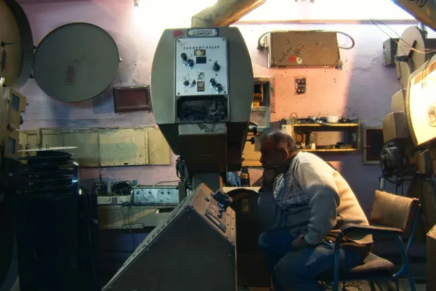 يتتبع الفيلم قصة حسين آخِر مشغِّل سينما في جنين (الشركة المنتجة)