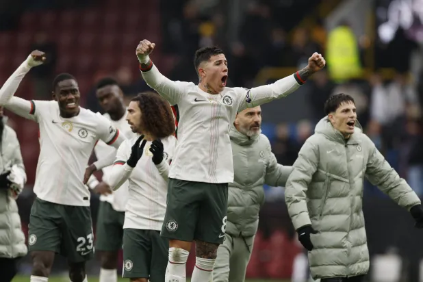 فرحة لاعبي تشيلسي بالفوز على بيرنلي (رويترز)