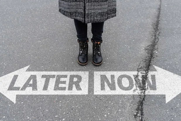 دقيقتان من الهدوء كفيلتان بإزاحة ثقل التردُّد (آي ستوك)