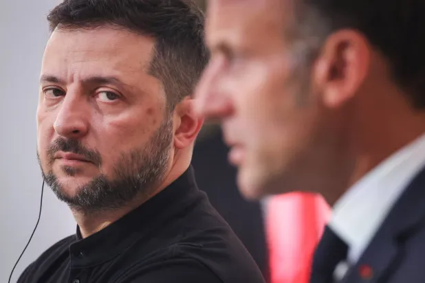 زيلينسكي مع ماكرون عقب اجتماع في قصر الإليزيه يوم 4 سبتمبر (رويترز)