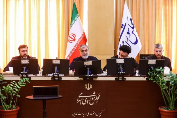 النائب عزيزي (وسط) خلال اجتماع للجنة الأمن القومي ويبدو على يمينه غريب آبادي (البرلمان الإيراني)