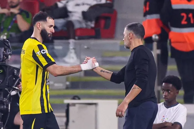 كونسيساو يصافح بنزيمة بعد نهاية لقاء الرياض (موقع النادي)