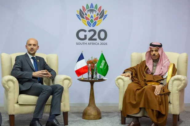 وزير الخارجية السعودي خلال لقائه نظيره الفرنسي على هامش قمة قادة مجموعة العشرين (واس)