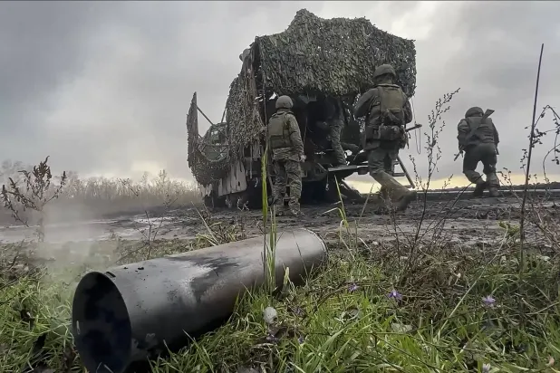 صورة مأخوذة من مقطع فيديو وزعته وزارة الدفاع الروسية يوم 18 نوفمبر 2025 تُظهر جندياً روسياً يطلق قذيفة مدفعية على مواقع للجيش في مكان غير معلوم بأوكرانيا (إ.ب.أ)