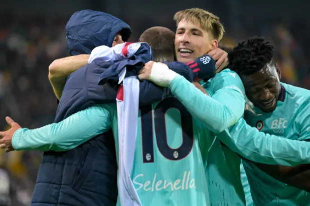 فرحة لاعبي بولونيا بالفوز والصدارة (إ.ب.أ)