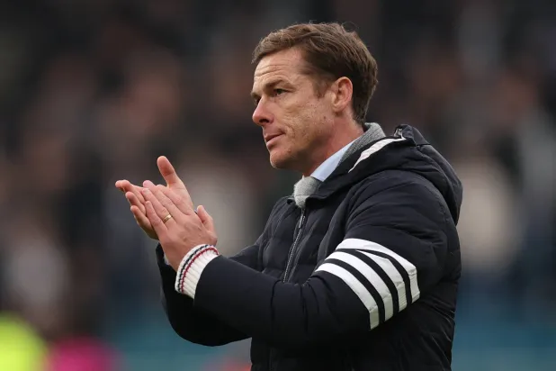 سكوت باركر مدرب بيرنلي (رويترز)