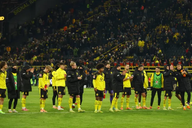 لاعبو دورتموند يحيون جماهيرهم بعد التعادل المثير أمام شتوتغارت (رويترز)