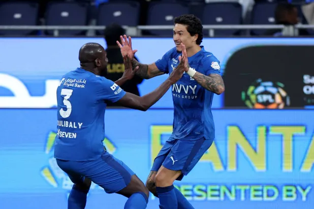 نونيز محتفلاً بهدفه مع كوليبالي (تصوير: مشعل القدير)