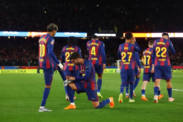 احتفالية لاعبي برشلونة بالفوز الكبير على بلباو (رويترز)