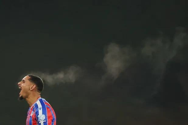 ماكسينس لكرواكس لاعب كريستال يحتفل بفوز فريقه على وولفرهامبتون (رويترز)