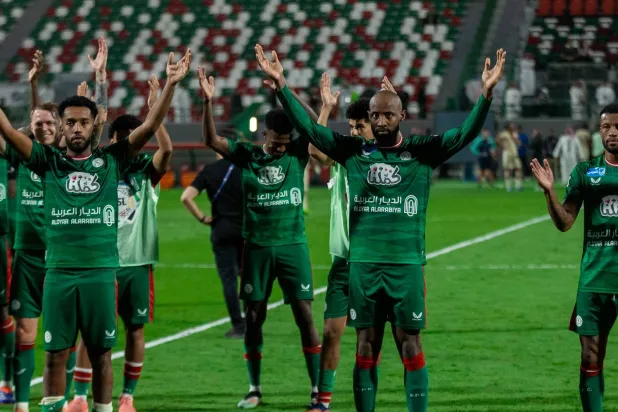 لاعبو الاتفاق يحتفلون بالفوز مع جماهيرهم (تصوير: عيسى الدبيسي)