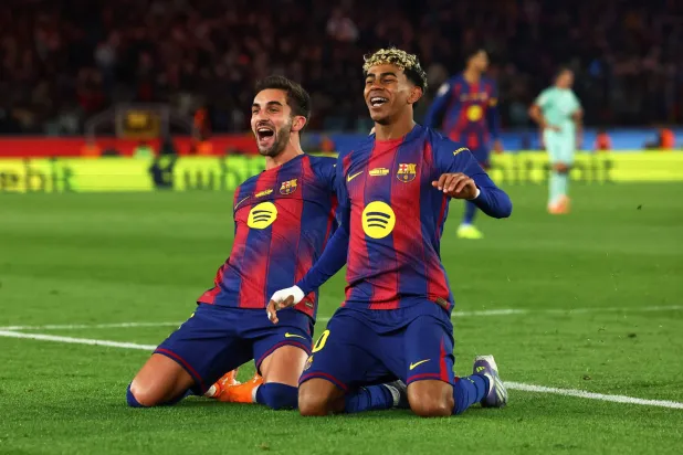 Soccer Football - LaLiga - FC Barcelona v Athletic Bilbao - Spotify Camp Nou, Barcelona, Spain - November 22, 2025 FC Barcelona's Ferran Torres celebrates scoring their fourth goal with Lamine Yamal REUTERS/Albert Gea     