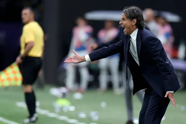 إنزاغي يوجه لاعبيه خلال المباراة (تصوير: مشعل القدير)