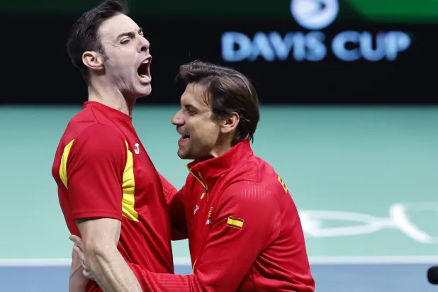 الزوجي الإسباني غرانويرس ومارتينيز يحتفلان بالفوز على الزوجي الألماني (إ.ب.أ)