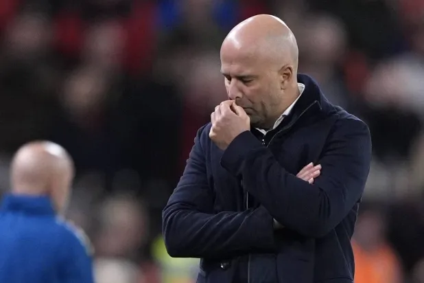 آرني سلوت مدرب ليفربول محبطا بعد الهزيمة من فورست (د.ب.أ)