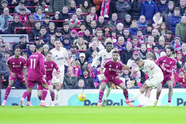 
موريلو يفتتح ثلاثية نوتنغهام فوريست في شباك ليفربول (د.ب.أ)