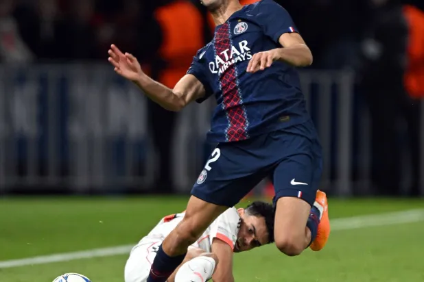 دياز تعرض للإيقاف بعد دخوله العنيف على حكيمي (الشرق الأوسط)