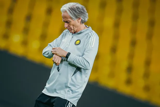 خيسوس يطالع ساعته خلال مران النصر الأخير (موقع النادي)