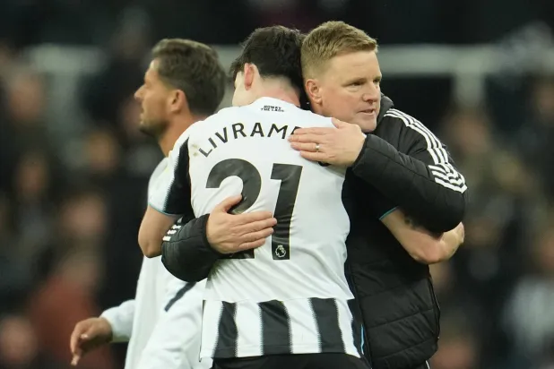 هاو يتبادل التهاني مع لاعبيه بعد الفوز على السيتي (أ.ب)