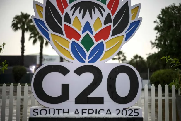 Johannesburg'daki grup liderler zirvesinin yapıldığı mekandaki G20 logosu (AFP)