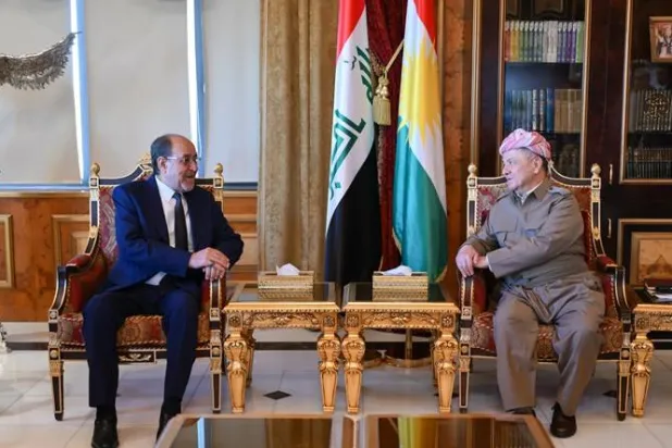 صورة نشرها موقع زعيم الحزب الديمقراطي مسعود بارزاني من استقباله لرئيس ائتلاف «دولة القانون» نوري المالكي في أربيل اليوم