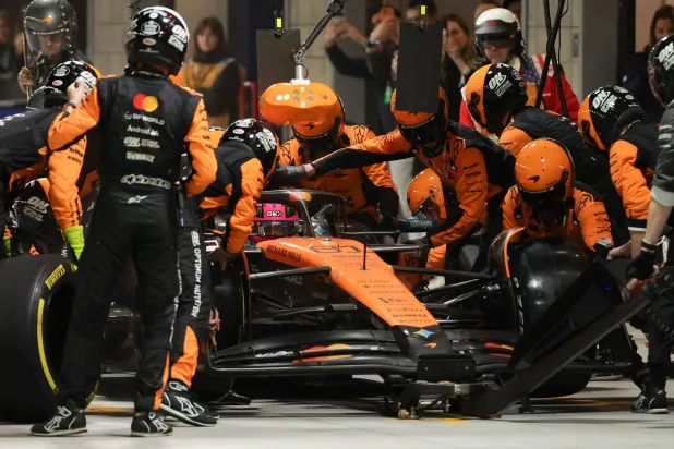 متسابقا فريق مكلارين يواجهان خطر الاستبعاد من سباق «جائزة لاس فيغاس» (أ.ف.ب)