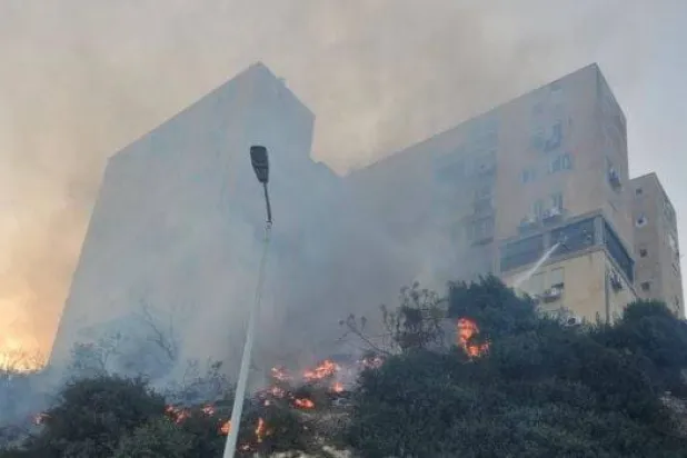 صورة نشرتها إدارة الإطفاء الإسرائيلية للحريق في حيفا