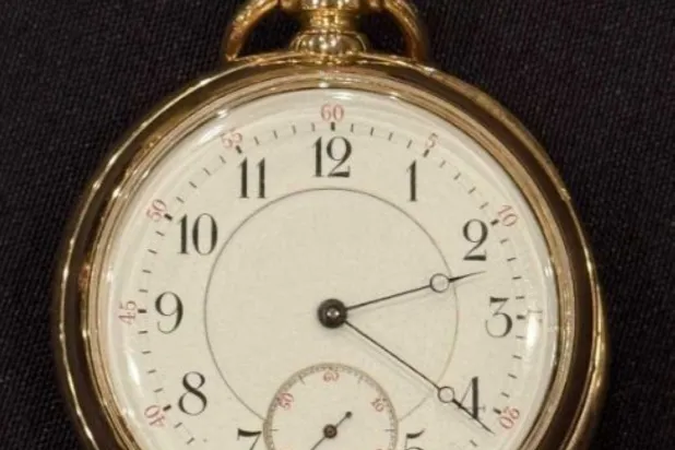 صورة للساعة من الموقع الرسمي لدار مزادات «هنري ألدريدغ آند سان»