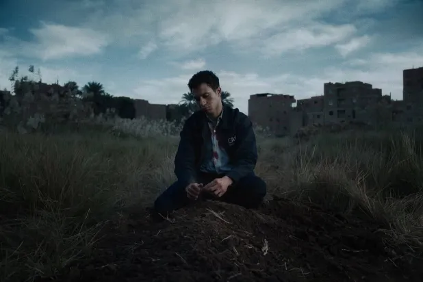 من الفيلم المصري: البحث عن منفذ لخروج السيد رامبو (فيلم كلينك)⁩