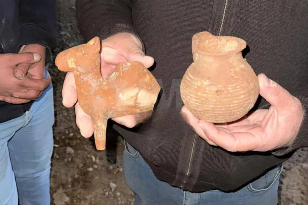 قطعتا الفخار التي قيل إنه عثر عليهما في الحارة بدرعا (متداول)