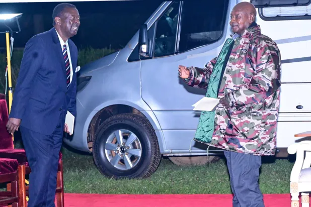 رئيس أوغندا مستقبلاً وزير الخارجية الكيني في مايوغي شرق أوغندا يوم 20 نوفمبر (حساب الرئيس الأوغندي على إكس)