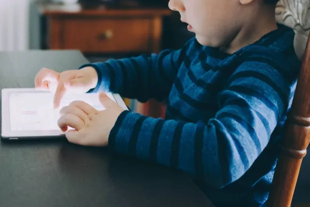 الشاشات أصبحت جزءاً أساسياً من حياة الأطفال (جامعة كولومبيا البريطانية)