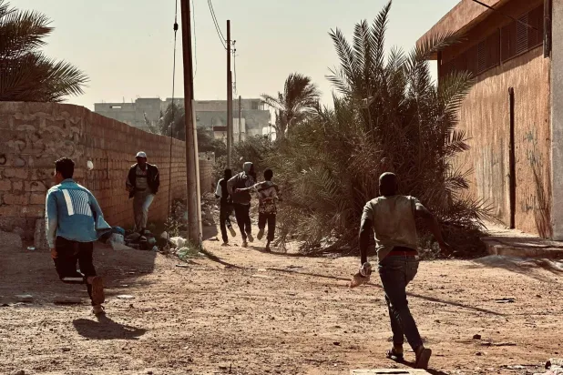 مهاجرون غير نظاميين يفرّون من الأجهزة الأمنية في شرق ليبيا (جهاز مكافحة الهجرة)