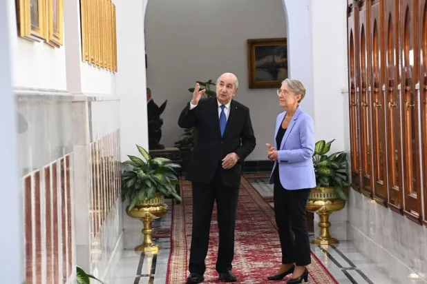 الرئيس الجزائري مع رئيسة الوزراء الفرنسية السابقة بالجزائر في أكتوبر 2022 (الرئاسة الجزائرية)