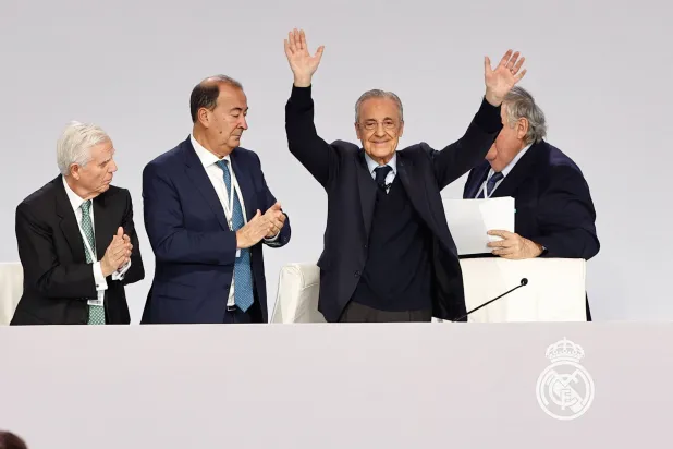 بيريز لحظة رئاسته للجمعية العمومية لريال مدريد (إ.ب.أ)