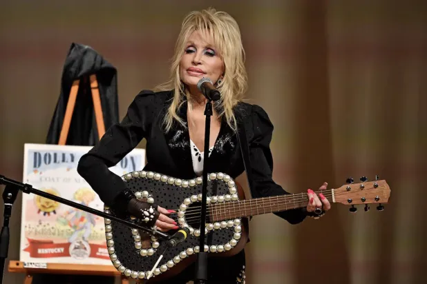 دوللي بارتون تتفاعل مع الجمهور خلال حفل في كنتاكي (أ.ب)