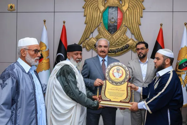 مشايخ وأعيان من غريان يكرمون المشير حفتر («الجيش الوطني» الليبي)