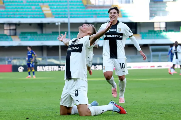 ماتيو بيليغرينو لاعب بارما يحتفل بثنائيته في مرمى فيرونا (أ.ب)