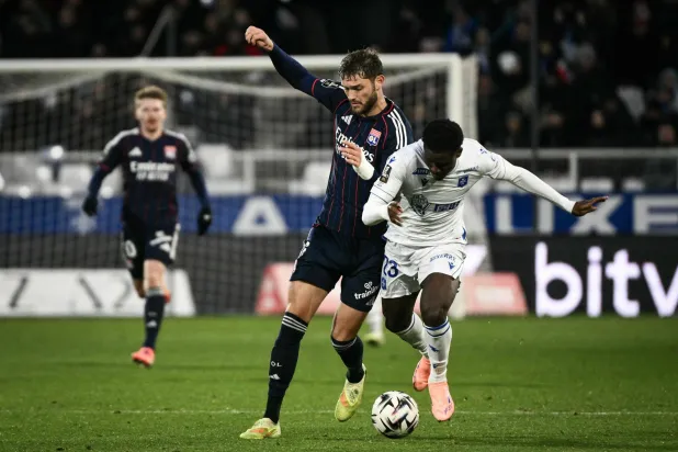 ليون اكتفى بالتعادل مع مستضيفه أوكسير (أ.ف.ب)